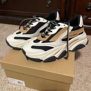 Steve Madden sneaker size 8